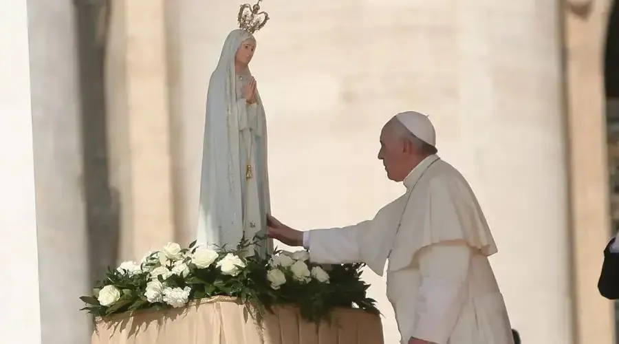 Pope Francis in front of a statue of Our Lady of Fatima on the feast day of Our Lady of Fatima.?w=200&h=150