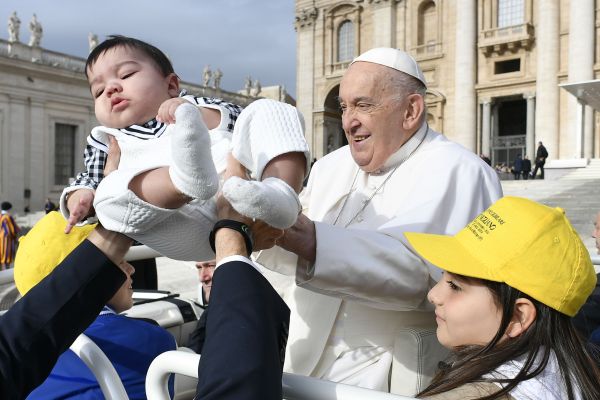 Papa Franjo prima bebu na blagoslov dok se hodočasnici okupljaju na Trgu svetog Petra za papinu opću audijenciju u srijedu, 10. travnja 2024. Zasluge: Vatikanski mediji