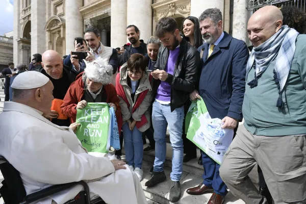 Papa Franjo pozdravlja hodočasnike okupljene na Trgu svetog Petra u Vatikanu za svoju opću audijenciju u srijedu 24. travnja 2024. Zasluge: Vatikanski mediji