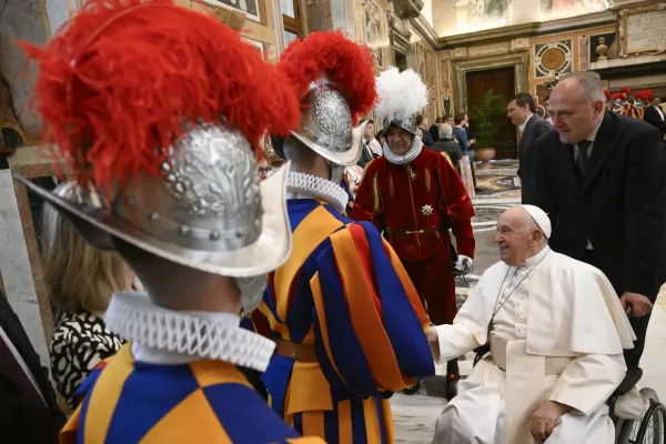 Papa Franjo pozdravlja nove švicarske gardiste dok se pripremaju položiti prisegu 6. svibnja 2024. u Vatikanu.  Zasluge: Vatikanski mediji
