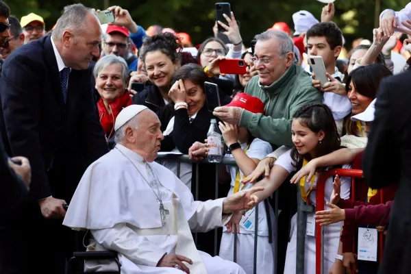 Papa Franjo pozdravlja hodočasnike dok stiže u Veronu, Italija, u pastoralni posjet 18. svibnja 2024. Zasluge: Daniel Ibañez/CNA