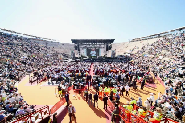 Papa Franjo stiže u arenu u Veroni, Italija, 18. svibnja 2024. Zasluge: Daniel Ibañez/CNA