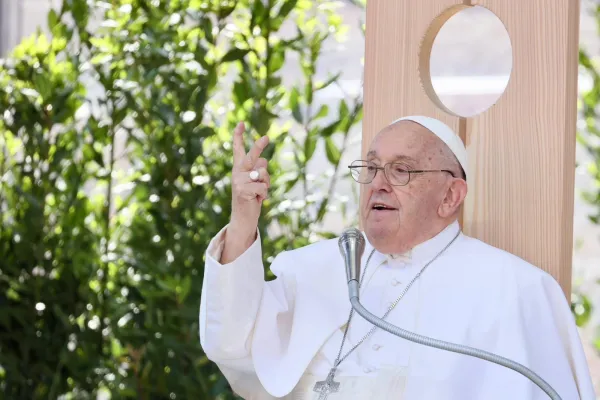 Papa Franjo govori hodočasnicima okupljenima u areni u Veroni, Italija, 18. svibnja 2024. Zasluge: Daniel Ibañez/CNA