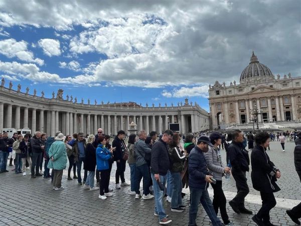 In response to the long wait times to enter St. Peter's Basilica, those who wish to enter for Mass, confession, or adoration can now do so via a special "prayer entrance" immediately to the right of the barricades to enter through the metal detectors on the right side of the piazza. Credit: Courtney Mares/CNA