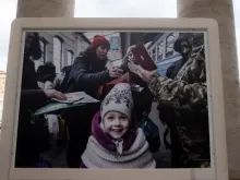 Photograph of a girl at the border with Ukraine, part of the “Women’s Cry” photo exposition at the Vatican during the month of May 2023.