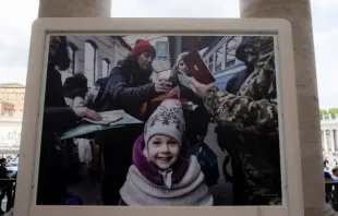 Photograph of a girl at the border with Ukraine, part of the “Women’s Cry” photo exposition at the Vatican during the month of May 2023. Credit: Daniel Ibáñez/ACI Prensa