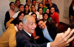 Portugal's President Marcelo Rebelo de Sousa takes a selfie with volunteers from WYD Lisbon 2023. Photo credit: WYD Lisbon 2023