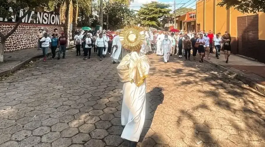 The vicar of the Archdiocese of Santa Cruz takes the Blessed Sacrament in procession through the streets of Santa Cruz, Bolivia, Oct. 30, 2022.?w=200&h=150