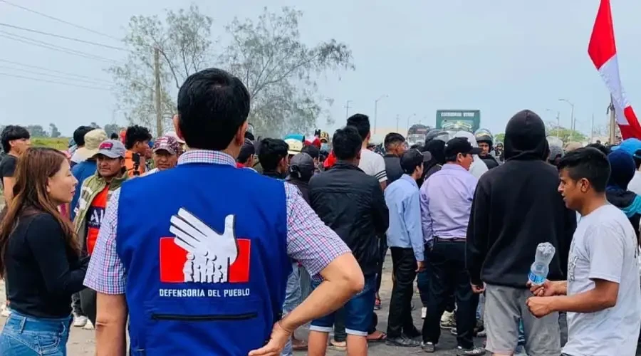 Representatives of the Ombudsman's Office arrive to dissuade the protesters in Peru, December 2022.?w=200&h=150