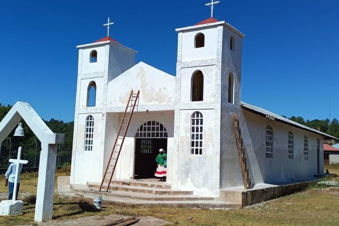 Despite violence and fear, Santa Anita’s Tarahumara Indigenous community repairs church hit by bullets in a gang clash this summe