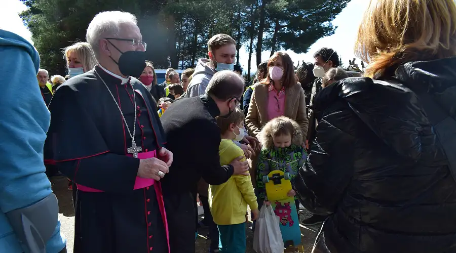 Bishop Eusebio Ignacio Hernández Sola of Tarazona welcomes a group of Ukrainian refugees to the diocesan seminary, March 13, 2022.?w=200&h=150