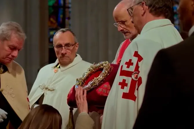 Netflix highlights the fire at the Cathedral of Notre Dame in France in 2019 in which the crown of thorns that the Roman soldiers placed on the Lord’s head was almost lost in a new series called “Mysteries of the Faith.”?w=200&h=150