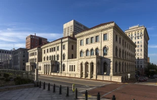 The Court of Federal Appeals (Lewis F. Powell Courthouse) and the skyline of Richmond, Virginia, from the foot of the Virginia Capitol grounds, Richmond, Virginia. Credit: Acroterion|Wikipedia|CC BY-SA 3.0