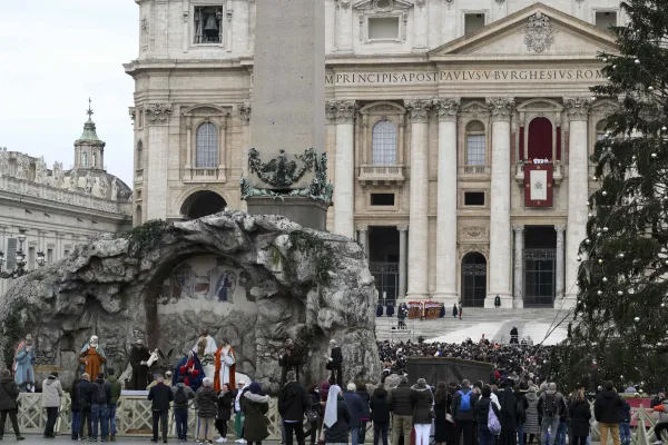 Pilgrims gather in St. Peter’s Square for Pope Francis’ annual “urbi et orbi” Christmas address and blessing on Dec. 25, 2023. Credit: Vatican Media