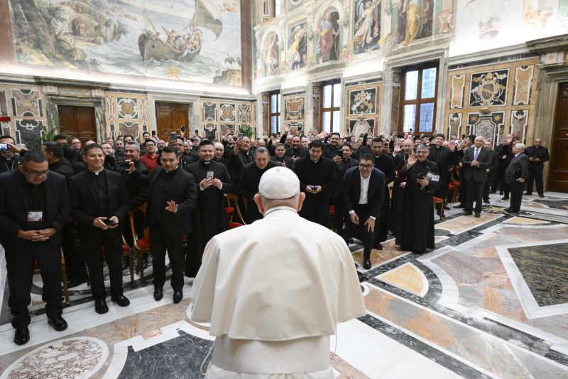 Pope Francis tells American priests: ‘Do not leave the Lord of the tabernacle alone’