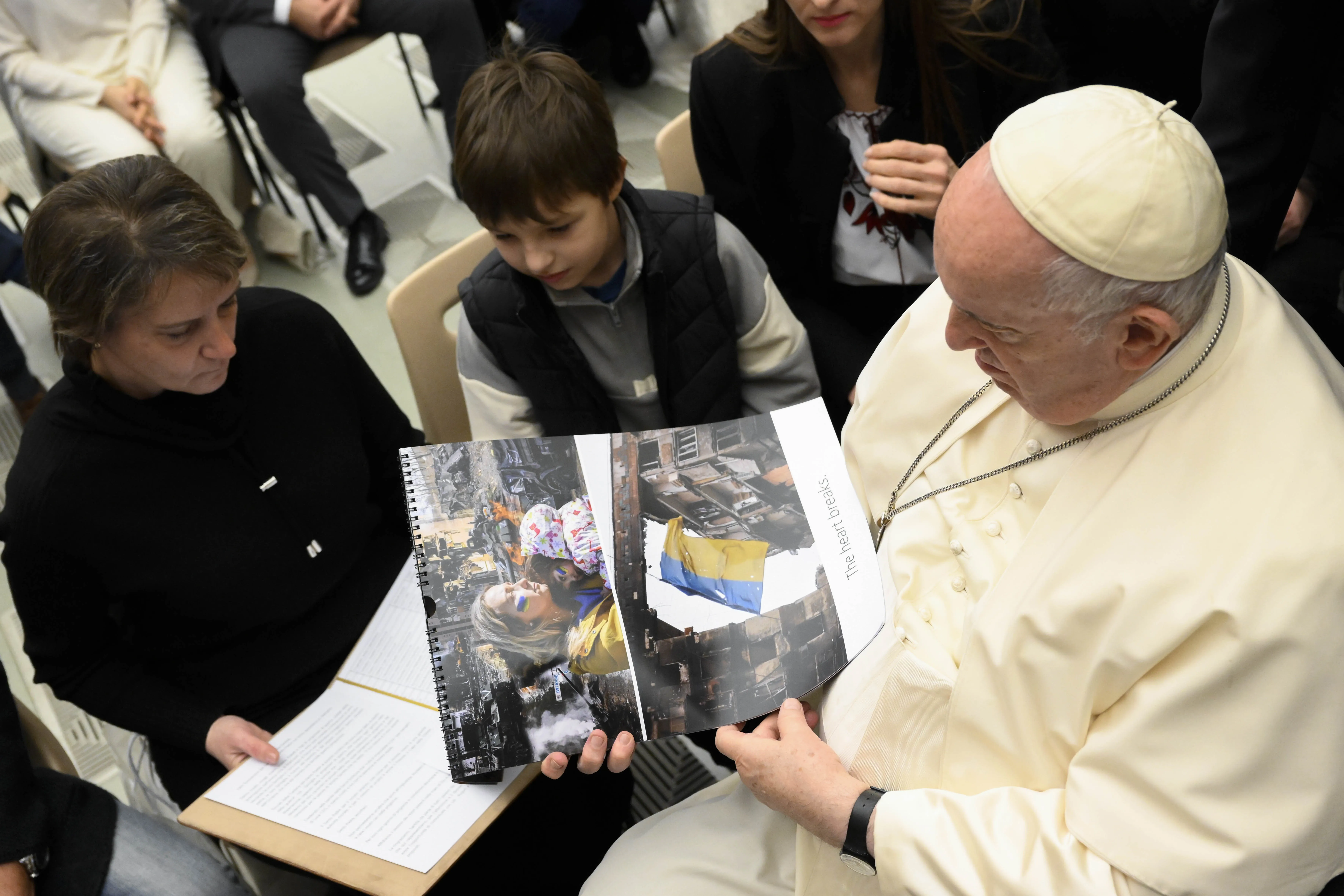 Pope Francis looking at images from Ukraine at the general audience, Dec. 21, 2022?w=200&h=150