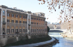 The historic Fatebenefratelli Hospital, on Rome’s Tiber Island. Dguendel via Wikimedia (CC BY 3.0).