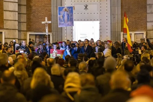 Laypeople gather before the Shrine of the Immaculate Conception in Madrid to pray the rosary for Spain on Dec. 8, 2023. Credit: ACI Prensa