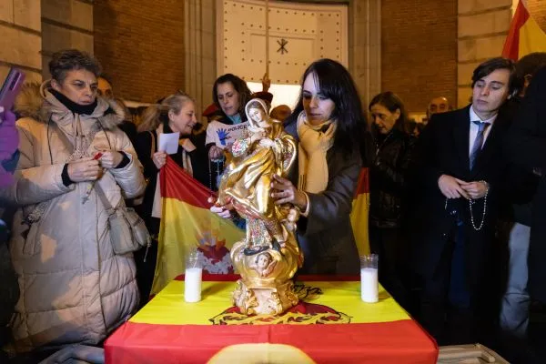 An image of the Virgin Mary presides over the prayer of the rosary for the unity of Spain on Dec. 8, 2023. Credit: ACI Prensa