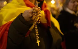 A man adorned in the flag of Spain prays the rosary for Spain on Dec. 8, 2023. Credit: ACI Prensa