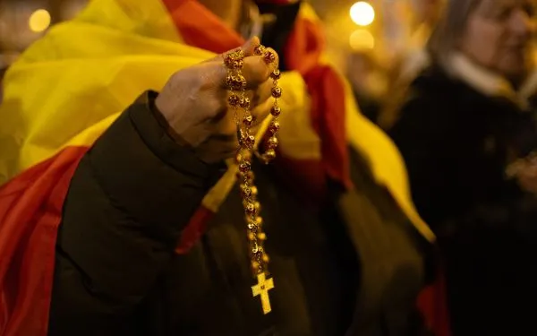 Un hombre adornado con una bandera española reza el Rosario por España el 8 de diciembre de 2023.  Crédito: ACI Brenza
