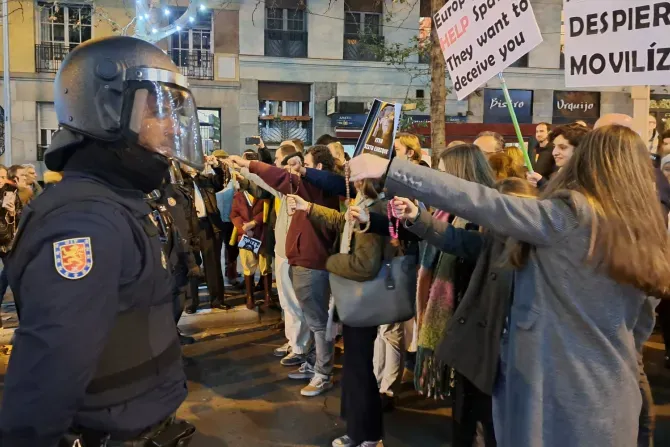 Spanish protesters show their rosaries in Spain in protest against the action of the police on Nov. 28, 2023.?w=200&h=150