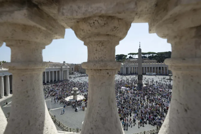 Pilgrims in St. Peter's Square for Pope Francis' Angelus