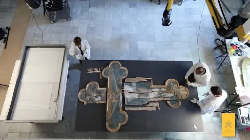 Restorers in the Vatican Museums’ restoration laboratory work on the Cross of Sant’Eutizio.?w=200&h=150
