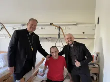 Archbishop Gintaras Grušas, accompanied by Father Andriy Zelinsky of the military chaplaincy, met wounded Ukrainian soldiers and their families.