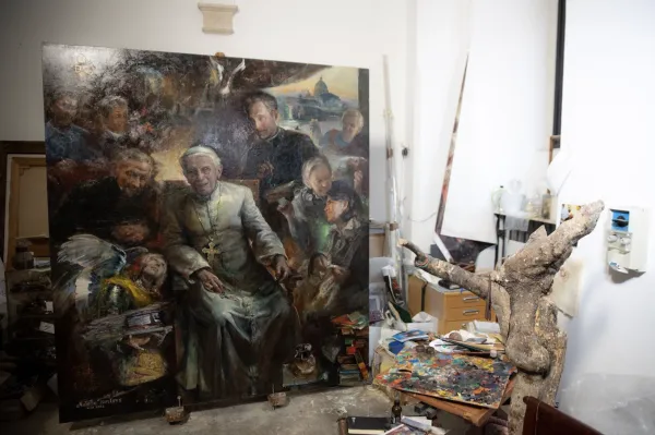 Natalia Tsarkova’s painting of Pope Emeritus Benedict XVI in her studio in Rome. Daniel Ibáñez / CNA
