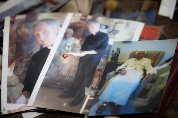 Photos of Benedict XVI and Archbishop Georg Ganswein posing for the portrait. Daniel Ibáñez / CNA