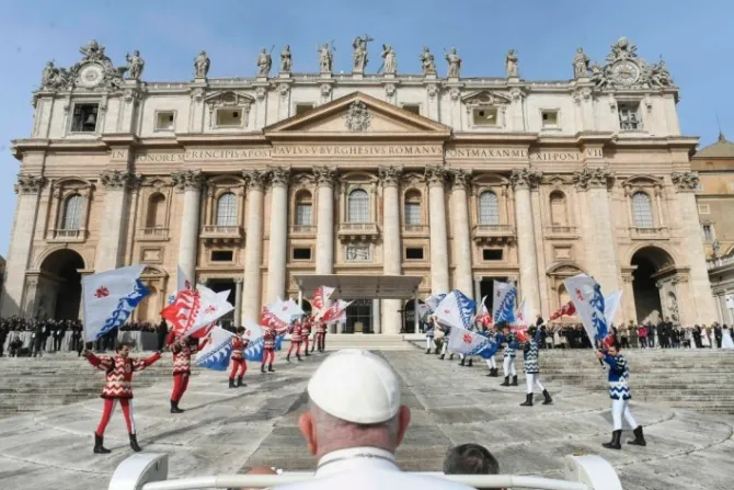 Pope Francis arrived at the general audience in the popemobile to a Florentine flag corps performance by a group that seeks to preserve Tuscany’s medieval and Renaissance traditions.