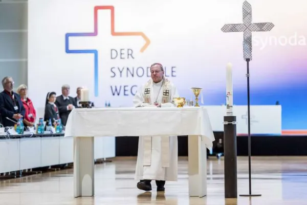Mgr Georg Bätzing célèbre la messe lors de la deuxième Assemblée synodale à Francfort, en Allemagne, le 1er octobre 2021. Synodaler Weg/Maximilian von Lachne.
