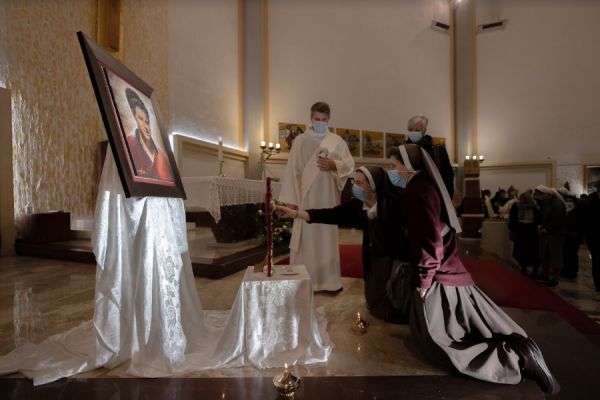 Three relics of Blessed Carlo Acutis are enthroned in the parish of Sant’Angela Merici in Rome, Oct. 11, 2021. Daniel Ibáñez/CNA.