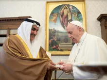Sheikh Khalid bin Ahmed Al Khalifa, special envoy of the King of Bahrain, meets Pope Francis.