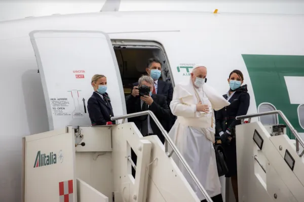 Pope Francis boards the plane to Cyprus at Rome’s Fiumicino Airport, Dec. 2, 2021. Daniel Ibáñez/CNA.