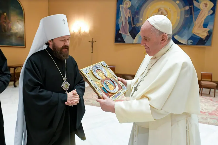 Metropolitan Hilarion Alfeyev meets with Pope Francis at the Vatican, Dec. 22, 2021.?w=200&h=150