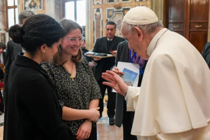 Pope Francis meets members of the Diaconie de la Beauté association at the Vatican’s Clementine Hall, Feb. 17, 2022. Vatican Media.