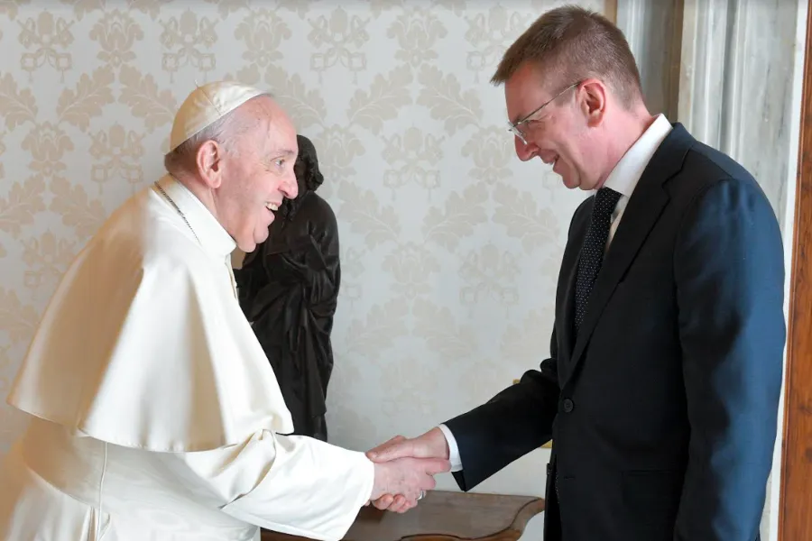 Pope Francis meets Latvian foreign minister Edgars Rinkēvičs at the Vatican, March 14, 2022.?w=200&h=150