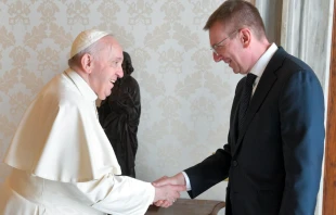 Pope Francis meets Latvian foreign minister Edgars Rinkēvičs at the Vatican, March 14, 2022. Vatican Media.