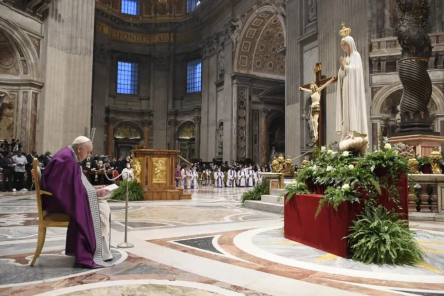 Pope Francis reads the Act of Consecration to the Immaculate Heart of Mary in St. Peter’s Basilica, March 25, 2022.?w=200&h=150