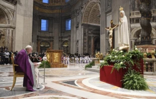 Pope Francis reads the Act of Consecration to the Immaculate Heart of Mary in St. Peter’s Basilica, March 25, 2022. Vatican Media.