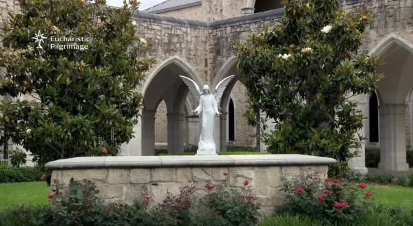 Dvorište Naše Gospe od Walsinghama u Houstonu, župi anglikanskog ordinarijata.  Zasluge: snimka zaslona iz EWTN News In Depth