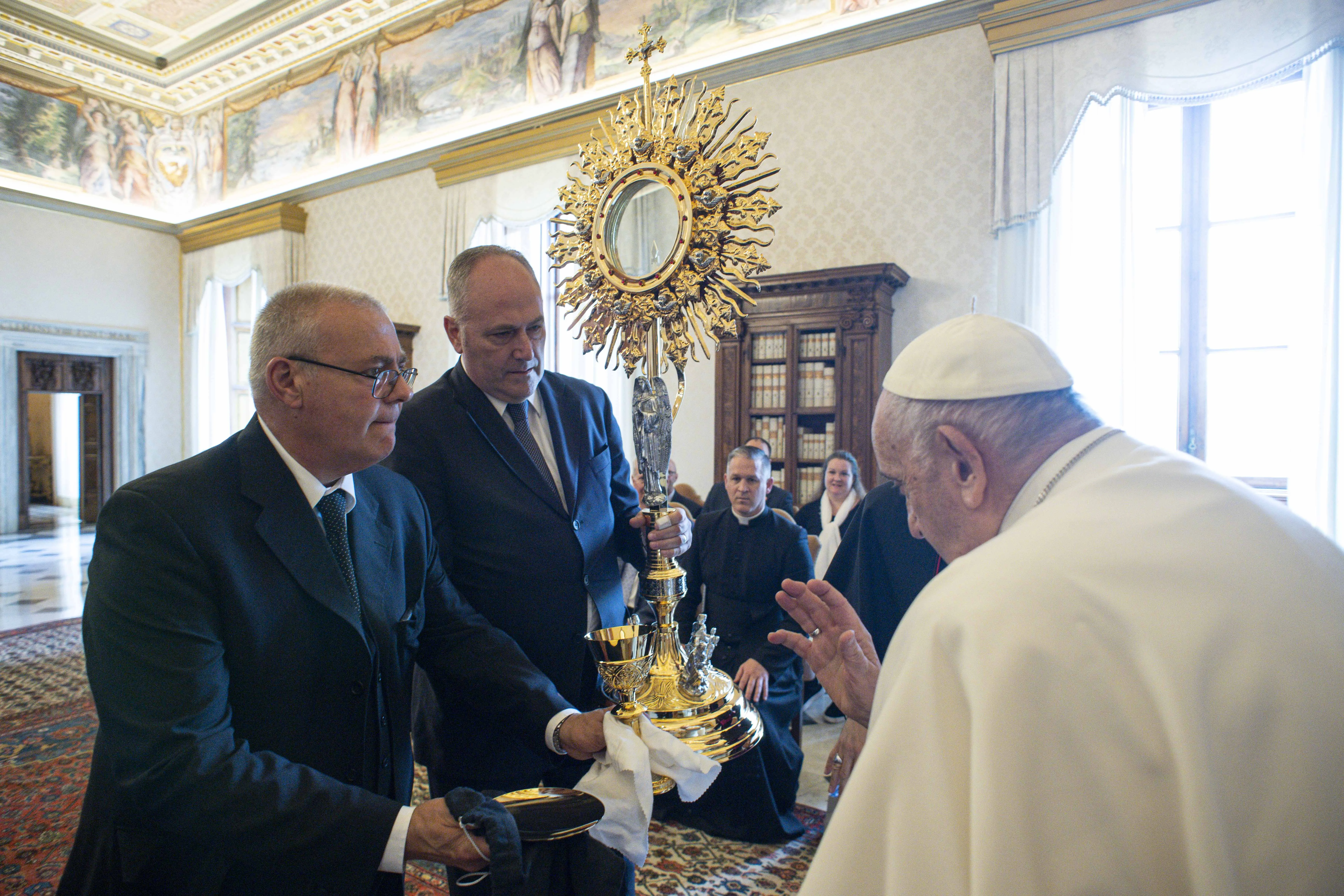 Pope Francis meets with members of the U.S. bishops’ committee for the National Eucharistic Congress on Monday, June 19, at the Vatican.?w=200&h=150