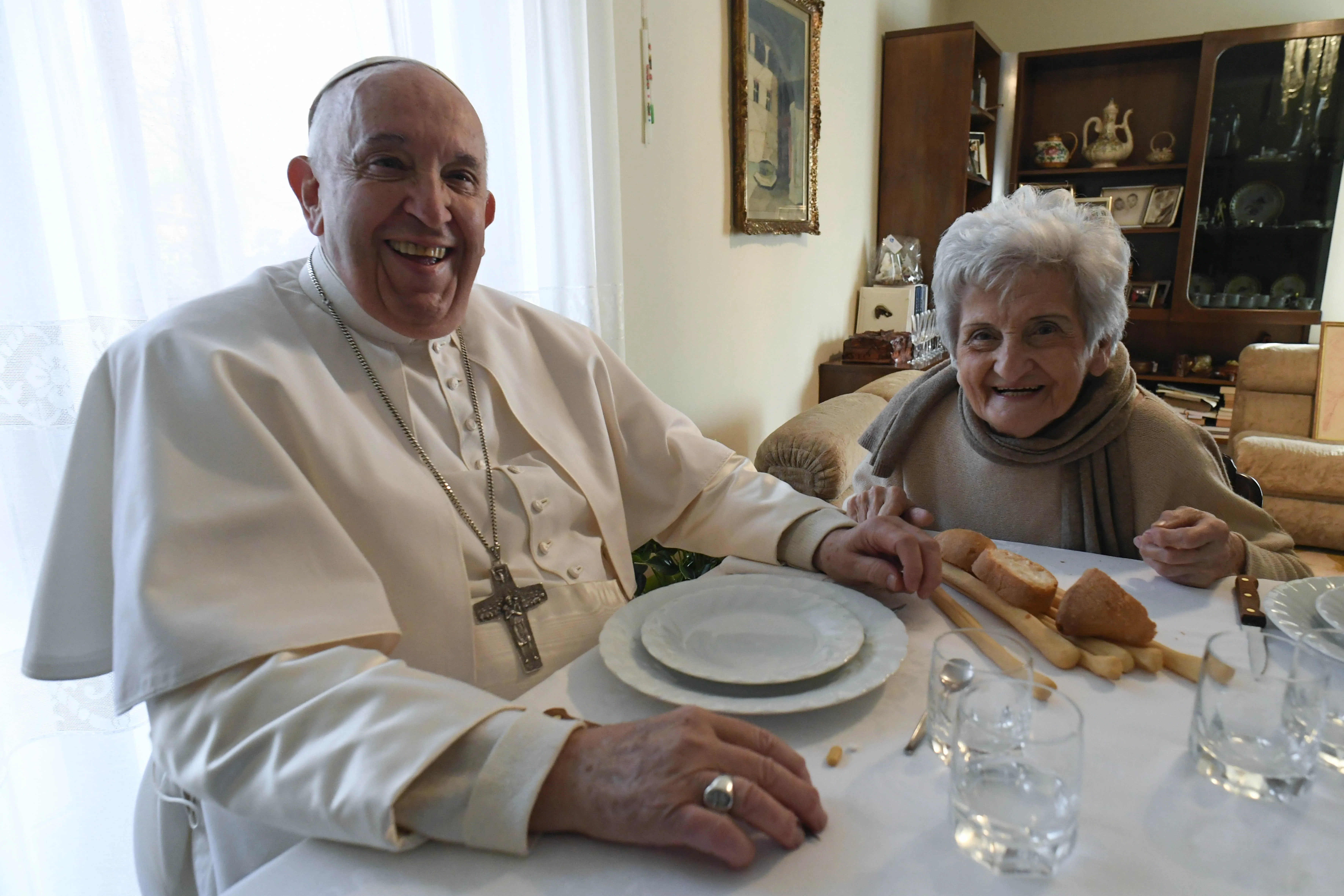 Pope Francis has lunch with his second cousin Carla Rabezzana at her home in Portacomaro, Italy on Nov. 19, 2022.?w=200&h=150