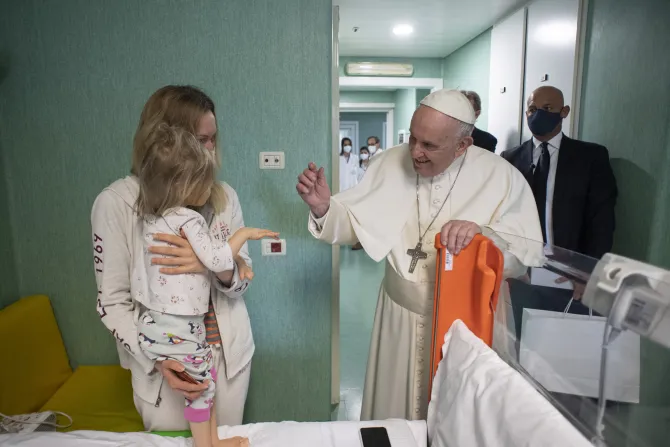 Pope Francis visits Ukrainian refugee children hospitalized in Rome |  Catholic News Agency