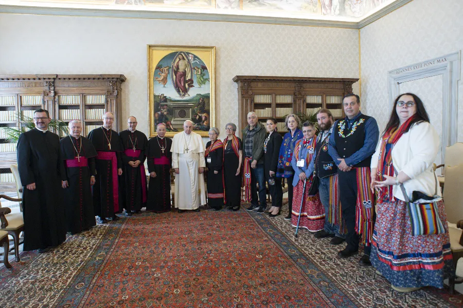 Representatives of the Métis Nation in Canada meet Pope Francis at the Vatican, March 28, 2022.?w=200&h=150