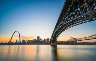 A bridge over the Mississippi River near St. Louis Checubus / Shutterstock