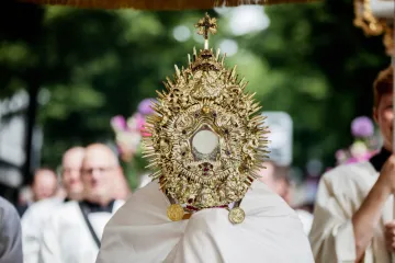 monstrance eucharistic procession