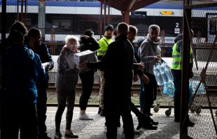 Polish volunteers help Ukrainian refugees arriving at a train station in Przemyśl, southeastern Poland. Kutsenko Volodymyr/Shutterstock.